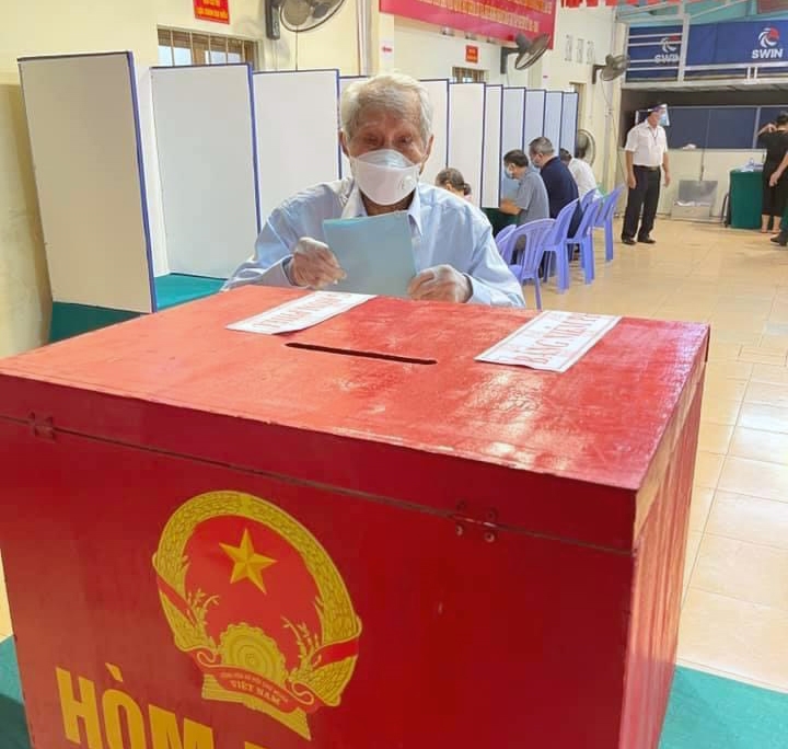 Trung tướng Nguyễn Quốc Thước, Anh hùng LLVT nhân dân, nguyên Ủy viên Trung ương Đảng, nguyên Tư lệnh Quân khu 4, nguyên Tư lệnh Quân đoàn 3 đi bỏ phiếu bầu cử. Ảnh: Thành Chung